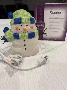 Scentsy Ceramic Snowman Warmer with Green Hat & Blue Accents
Retired